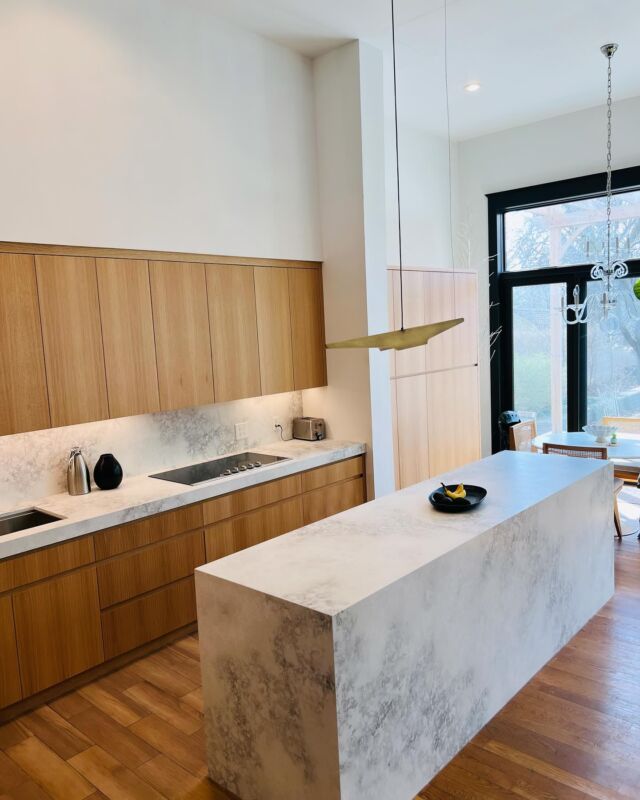 Natural white oak offers several advantages in the kitchen. It’s durable, resistant to wear, and has a beautiful grain pattern. Additionally, white oak is less susceptible to warping and water damage, making it a suitable choice for kitchen cabinets, flooring, and even countertops. Its light color can also contribute to a bright and inviting kitchen atmosphere.#modernkitchen #customkitchens #customcabinets #customdesign #oakkitchen #custommade #contemporarykitchen