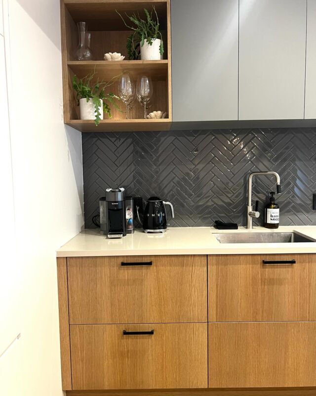 A three-colored kitchen design adds depth and visual appeal to the space. Each color can be chosen to complement the others and create a balanced and stylish aesthetic. #modernkitchen #customkitchens #customcabinets #kitchenrenos #custommade #kitchendesign #kitchenrenovationtoronto