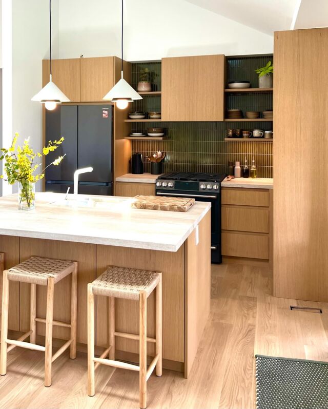 Creating this small but so beautiful Japanese-style oak kitchen involved blending the warmth of veneered oak cabinets with stone countertops, green backsplash and black appliances. 
The simplicity of Japanese kitchen style emphasizes clean lines, minimal clutter, and functional design. #custommade #customkitchens #modernkitchen #modernkitchens #kitchendesign #contemporarykitchen #kitchenrenovationtoronto