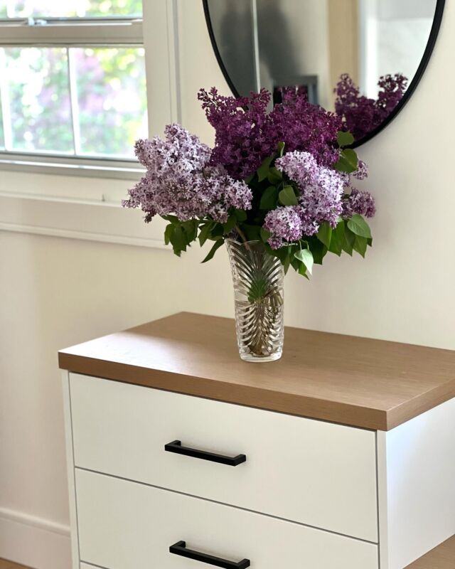 A white kitchen with white oak accents can create a bright, clean, and modern look while adding warmth and texture with the oak elements. It’s a versatile combination that offers a timeless aesthetic. #oakkitchen #modernkitchen #customkitchens #customcabinets #custommade #gtakitchens