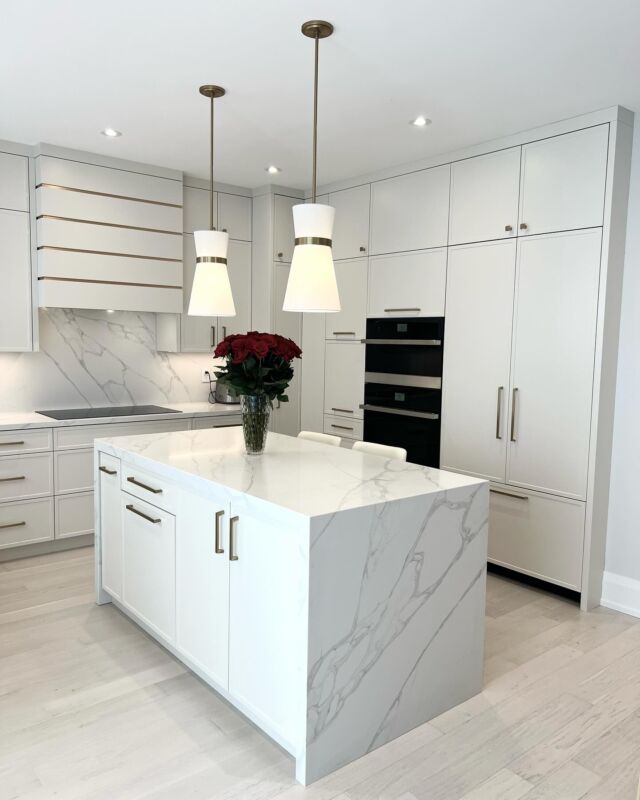 A white and gold accent kitchen exudes elegance and sophistication, combining clean, bright surfaces with luxurious golden touches #whitekitchen #modernkitchen #moderndesign #customkitchens #customcabinetry #transitionalstyle #custommade