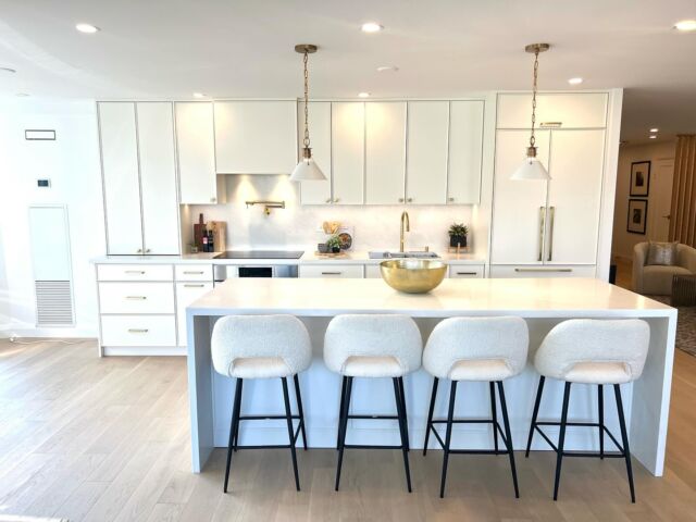 A creamy white kitchen exudes elegance and warmth, with its soft hues creating a bright and inviting space that feels both modern and timeless. #modernkitchen #kitchendesign #kitchenrenovationtoronto #kitchenremodel #transitionalkitchen #customkitchens #customcabinetry