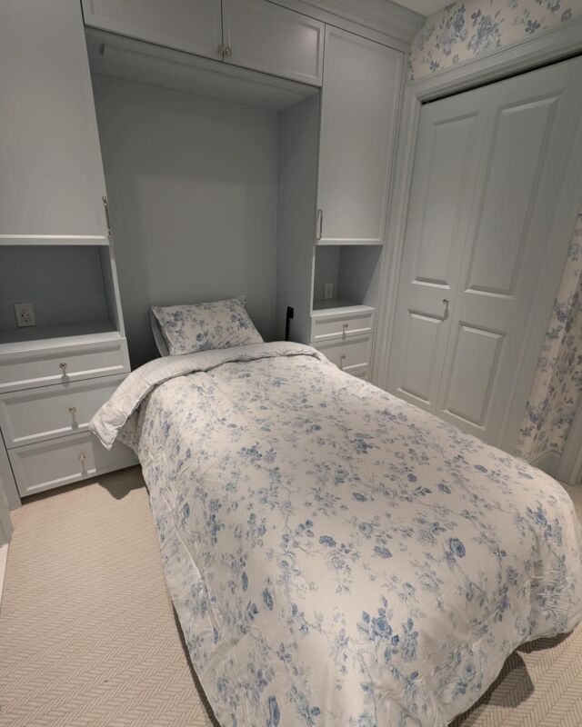 Murphy beds, also known as wall beds, are an innovative space-saving solution that combines style and practicality, making them ideal for small apartments, guest rooms, or multipurpose spaces.#murphybed #custommade #customcabinetry #customcabinets #customfurniture #customkitchens