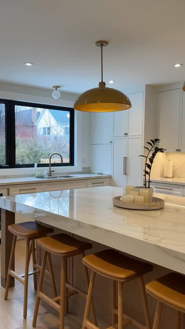 📍 Lawrence Park, Toronto
Project: Custom kitchen with oversized island
Material: Oak veneer & quartz surfaces
Style: Warm modern design with brass accents
🌐 www.vorobcraft.com
📞 +1 905-732-6805