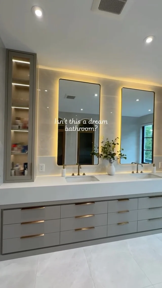 Dream bathroom custom cabinets by @vorobcraft
Designed by @thestudio_alisaxkailey 

 #customcabinetry #torontodesign