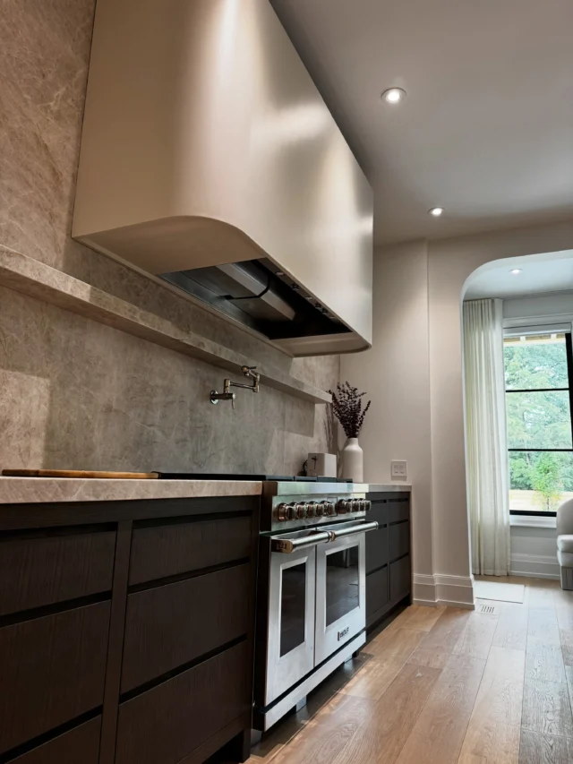 Pick your favourite design element 👇
A. Hood
B. Island
C. Stone surfaces
D. Cabinet colour combination

Custom Built by @vorobcraft
